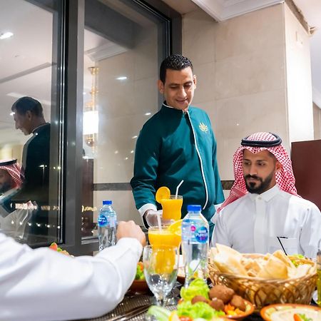 Shaza Regency Plaza Al Madinah Hotel Medina Exterior photo A waiter serving guests at a restaurant in Riyadh, Saudi Arabia