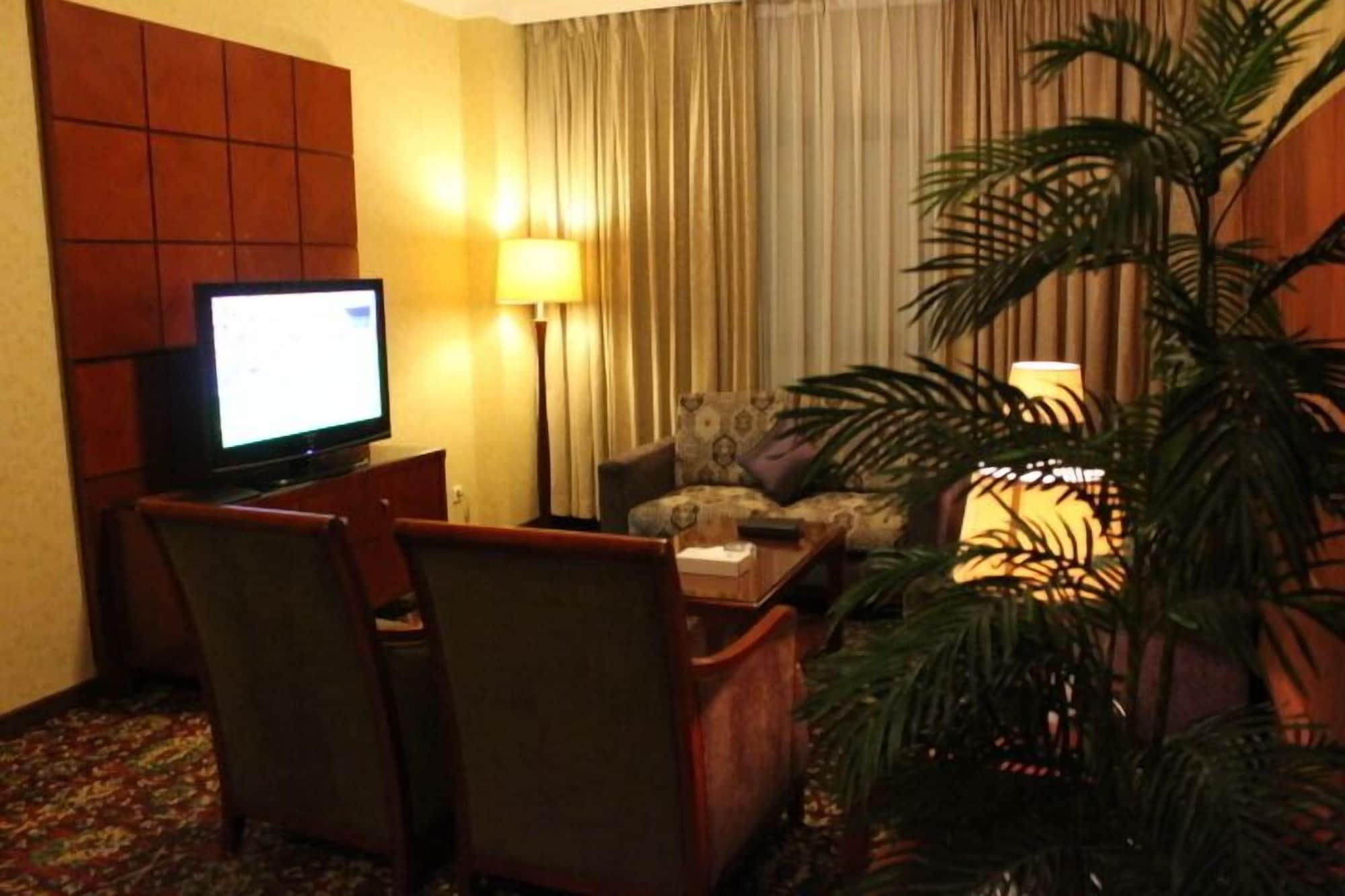 Shaza Regency Plaza Al Madinah Hotel Medina Exterior photo A living room in a typical hotel suite