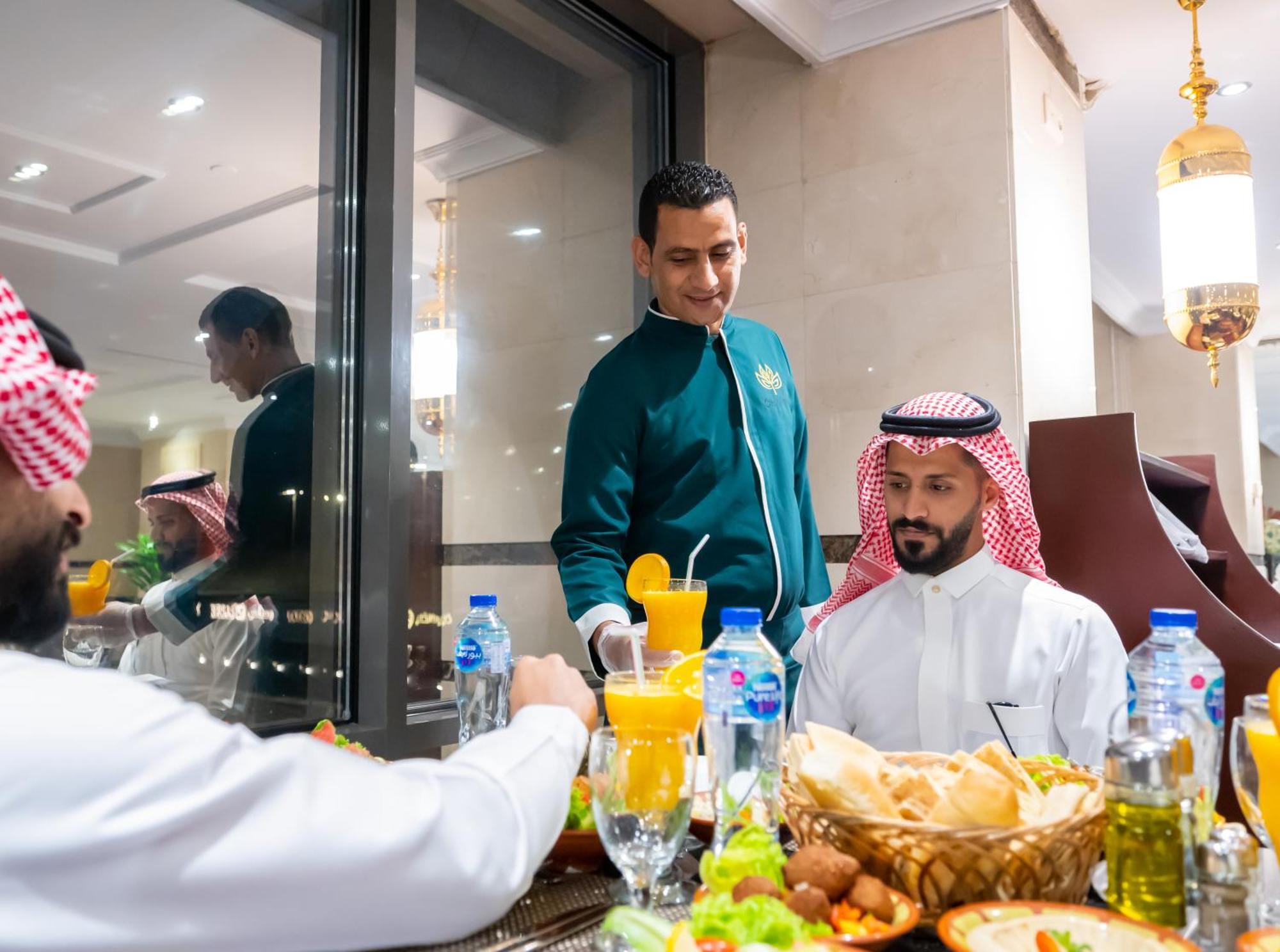 Shaza Regency Plaza Al Madinah Hotel Medina Exterior photo A waiter serving guests at a restaurant in Riyadh, Saudi Arabia