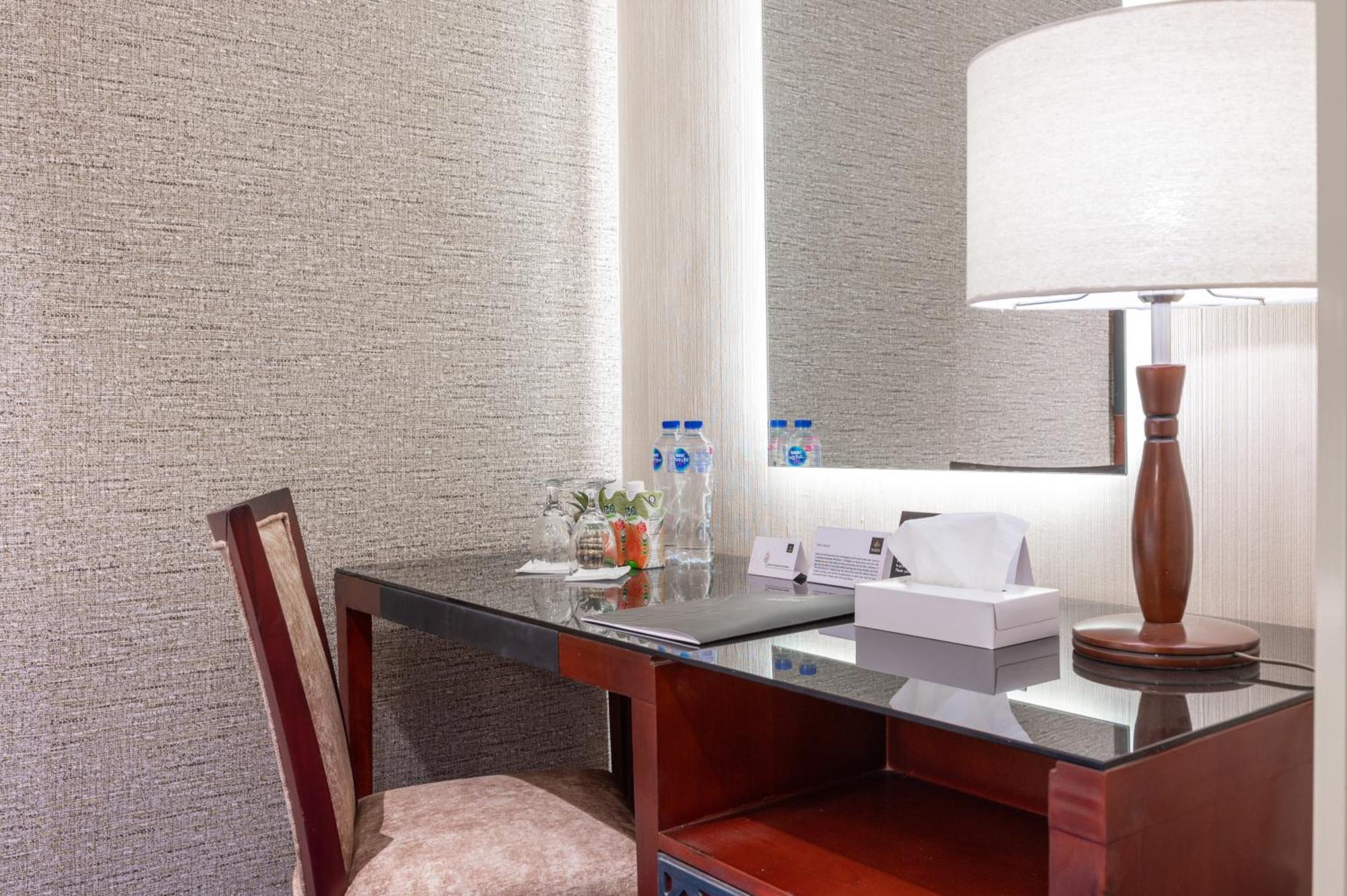 Shaza Regency Plaza Al Madinah Hotel Medina Exterior photo A table lamp